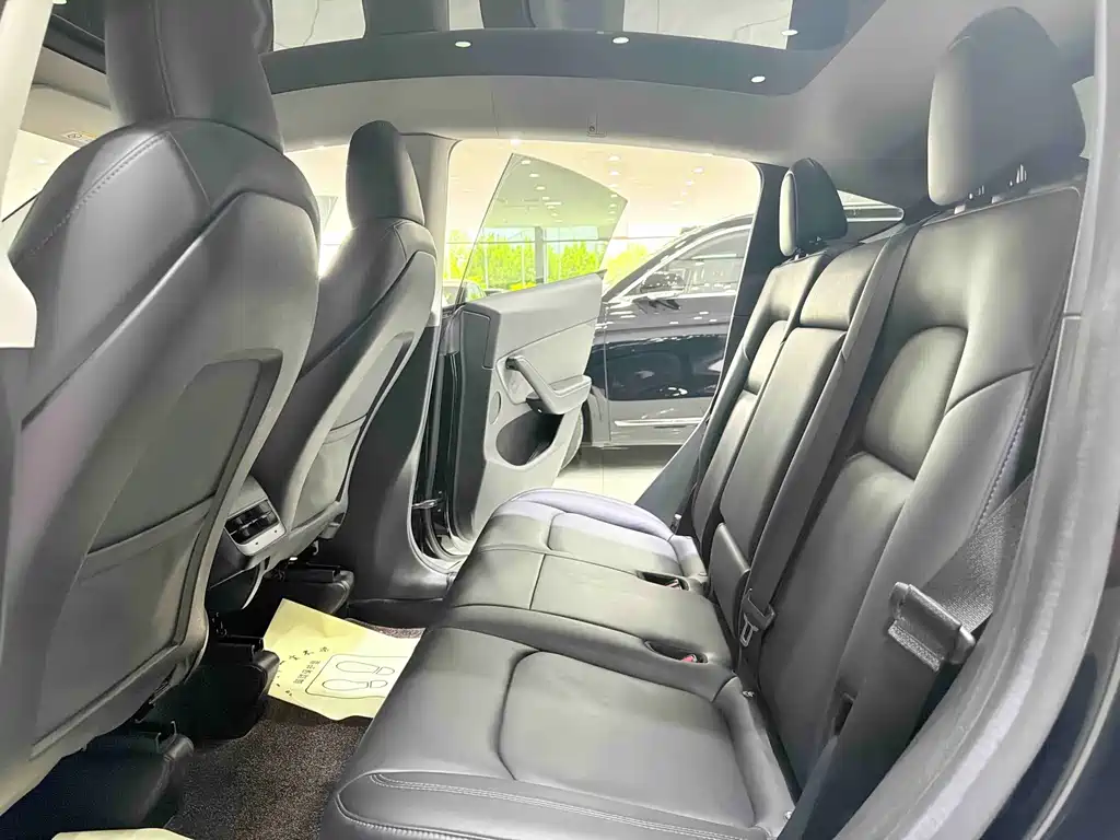 Tesla Model Y — миниатюра 9