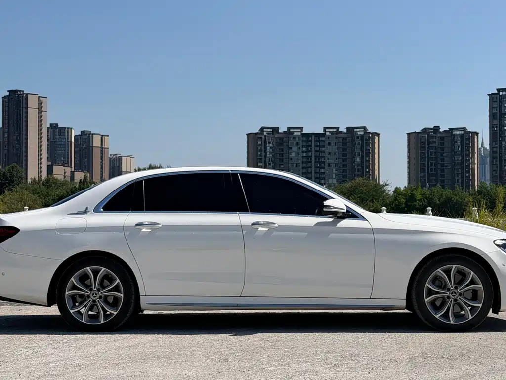 Mercedes-Benz E-Class — миниатюра 5