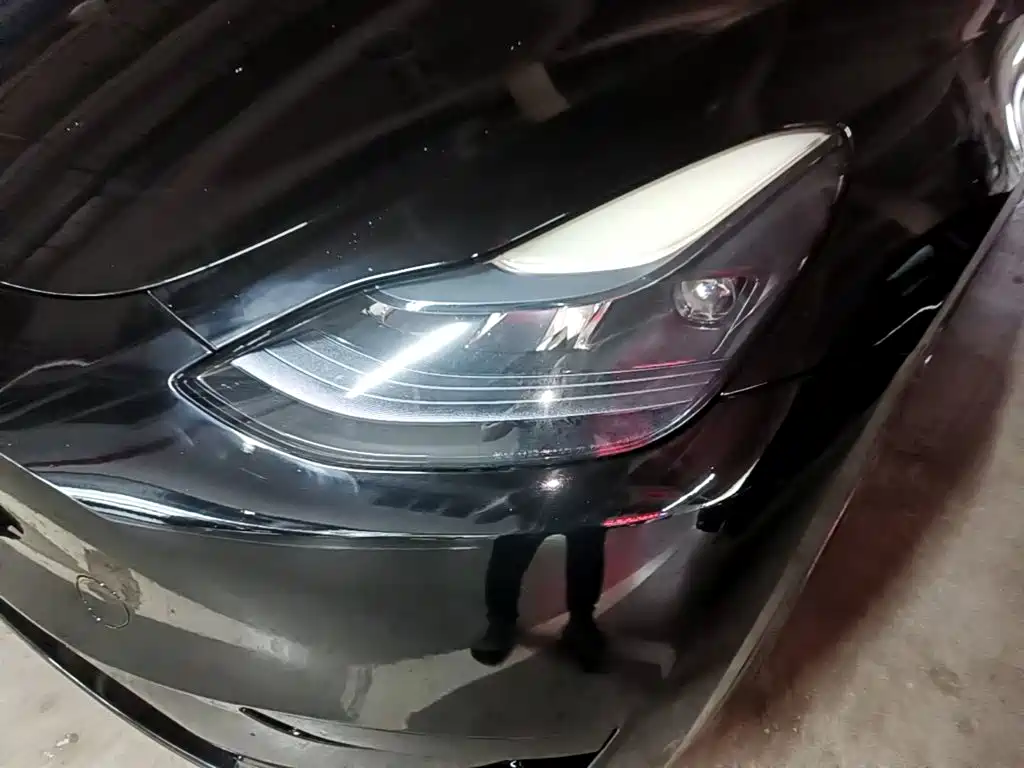 Tesla Model Y — миниатюра 24