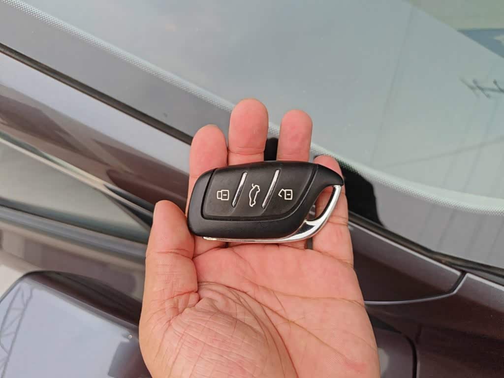 MG MG5 1.5 л 2024 г. Серебристо-серый, пробег 14800 км