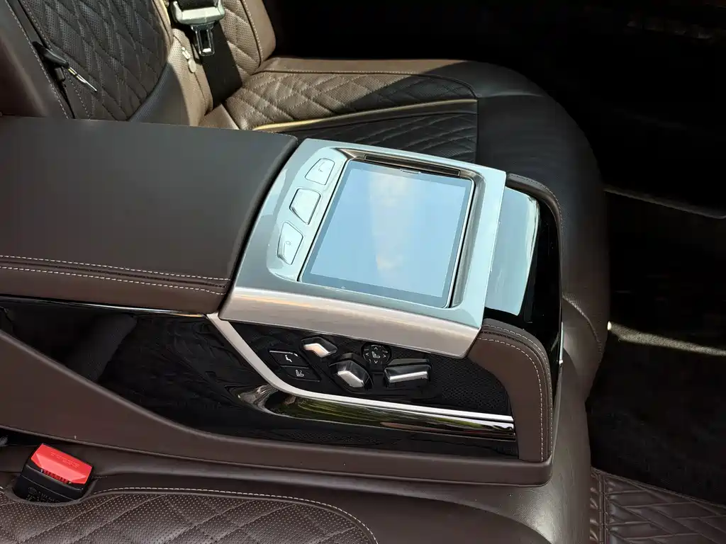 BMW 7 Series — миниатюра 21