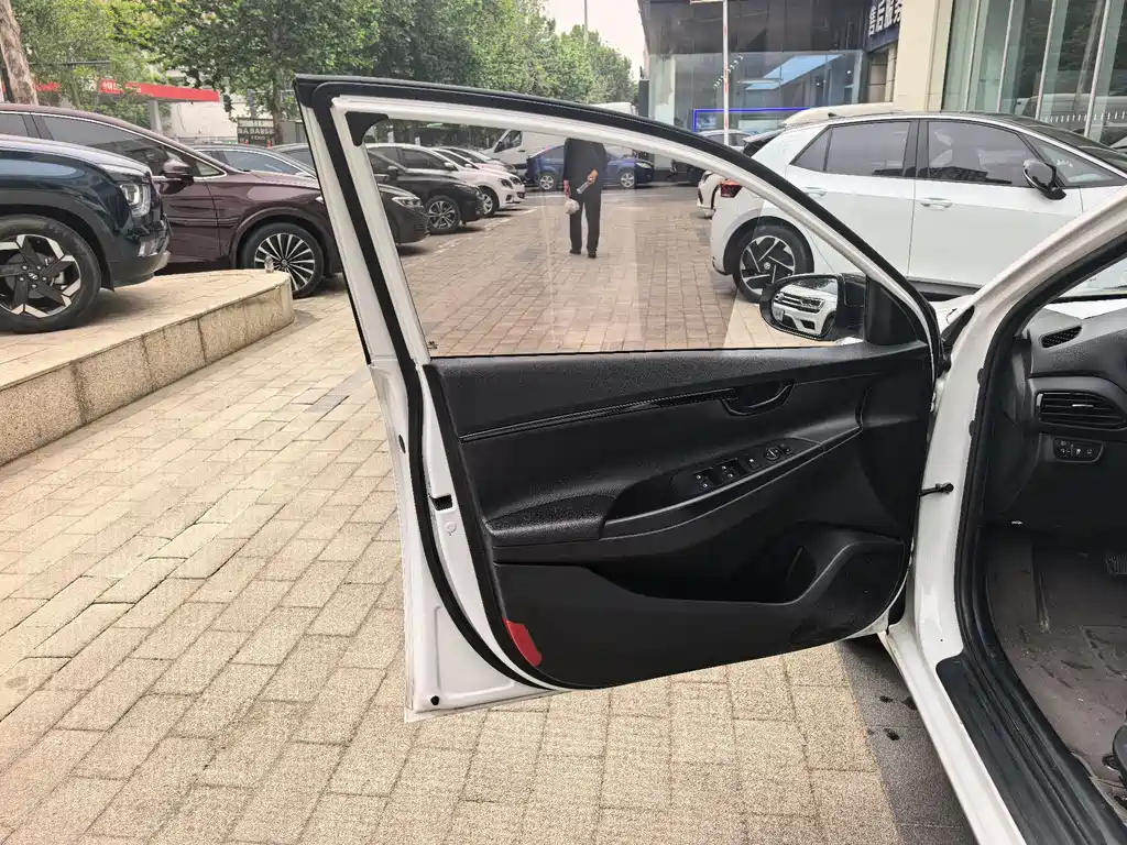Hyundai Elantra - фото 5