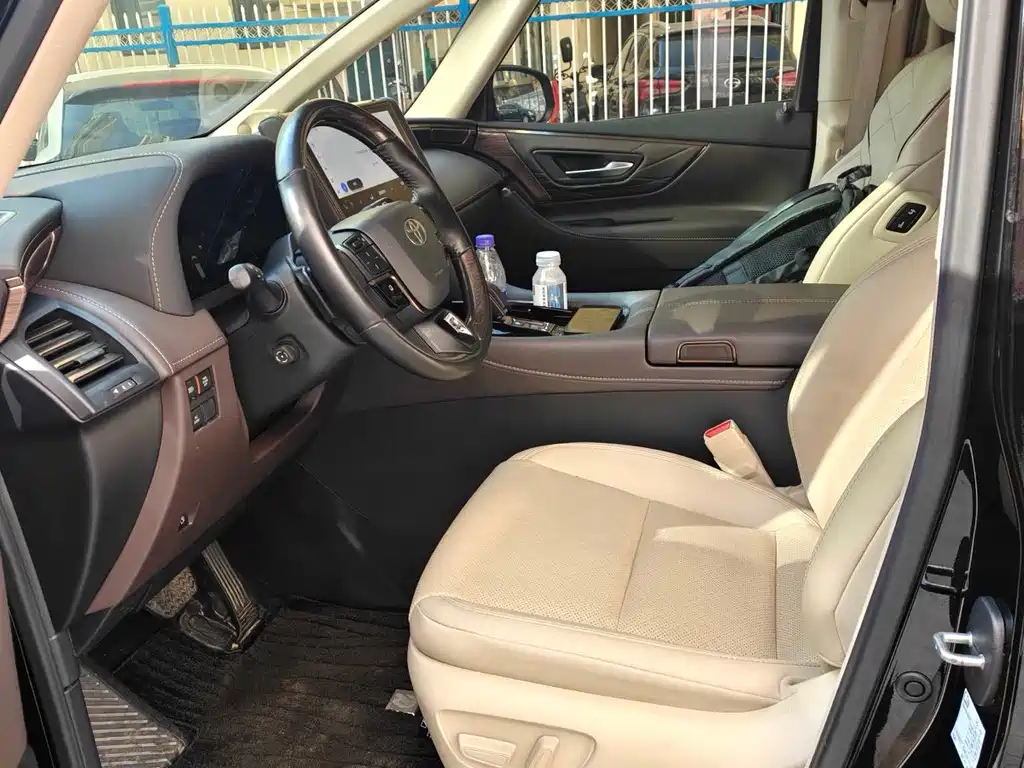 Toyota Alphard — миниатюра 2