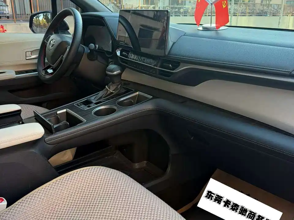 Toyota Sienna — миниатюра 4