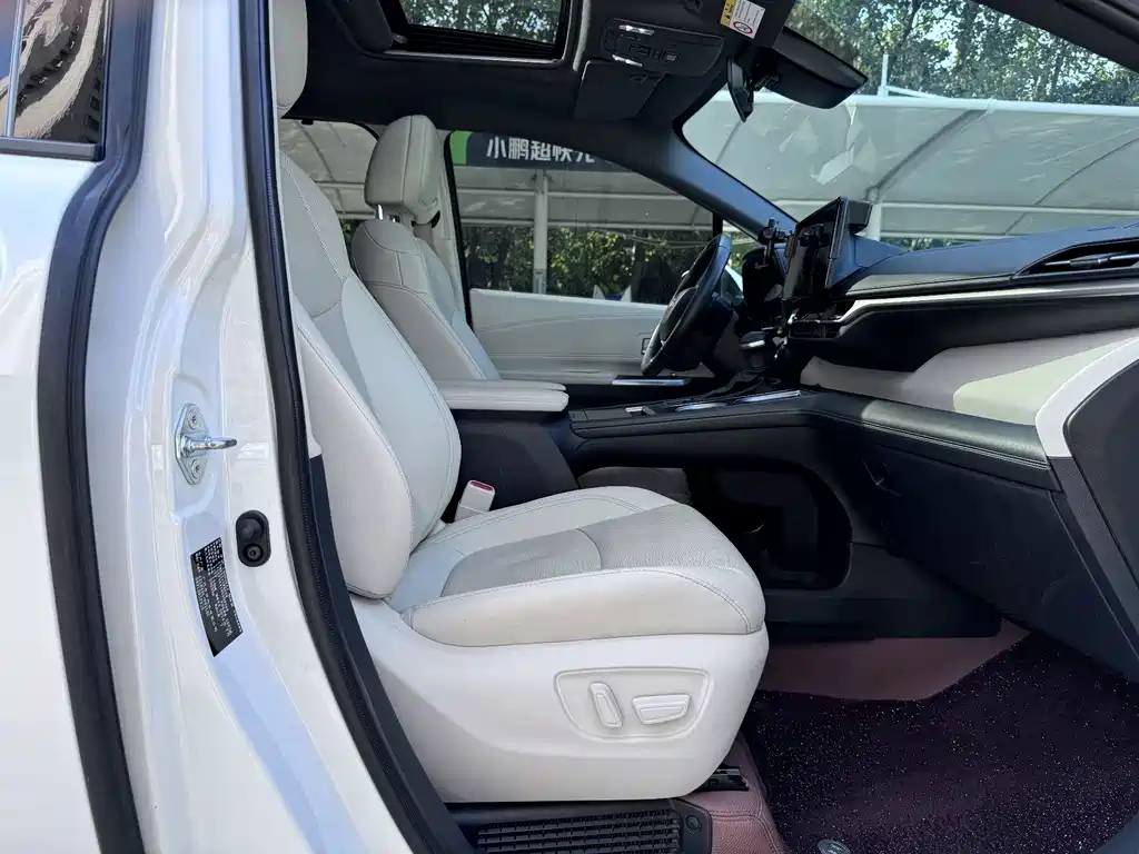 Toyota Sienna — миниатюра 8