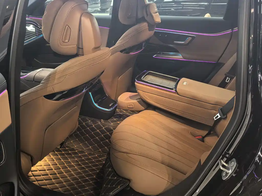 Mercedes-Benz E-Class — миниатюра 7