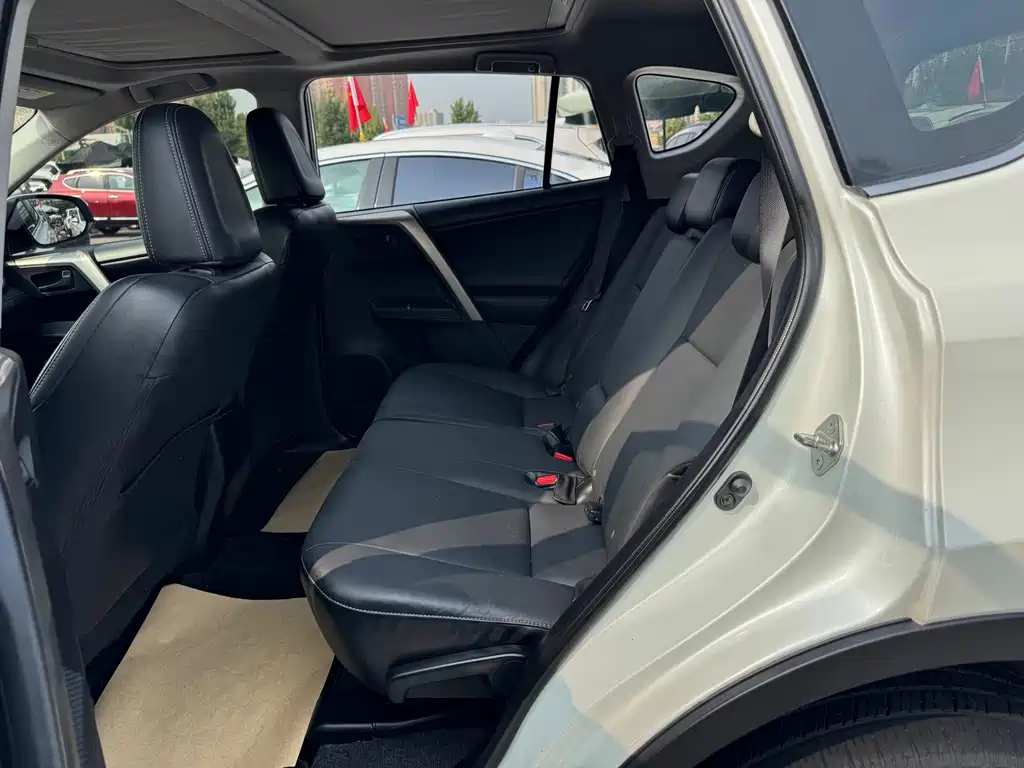 Toyota RAV4 — миниатюра 8