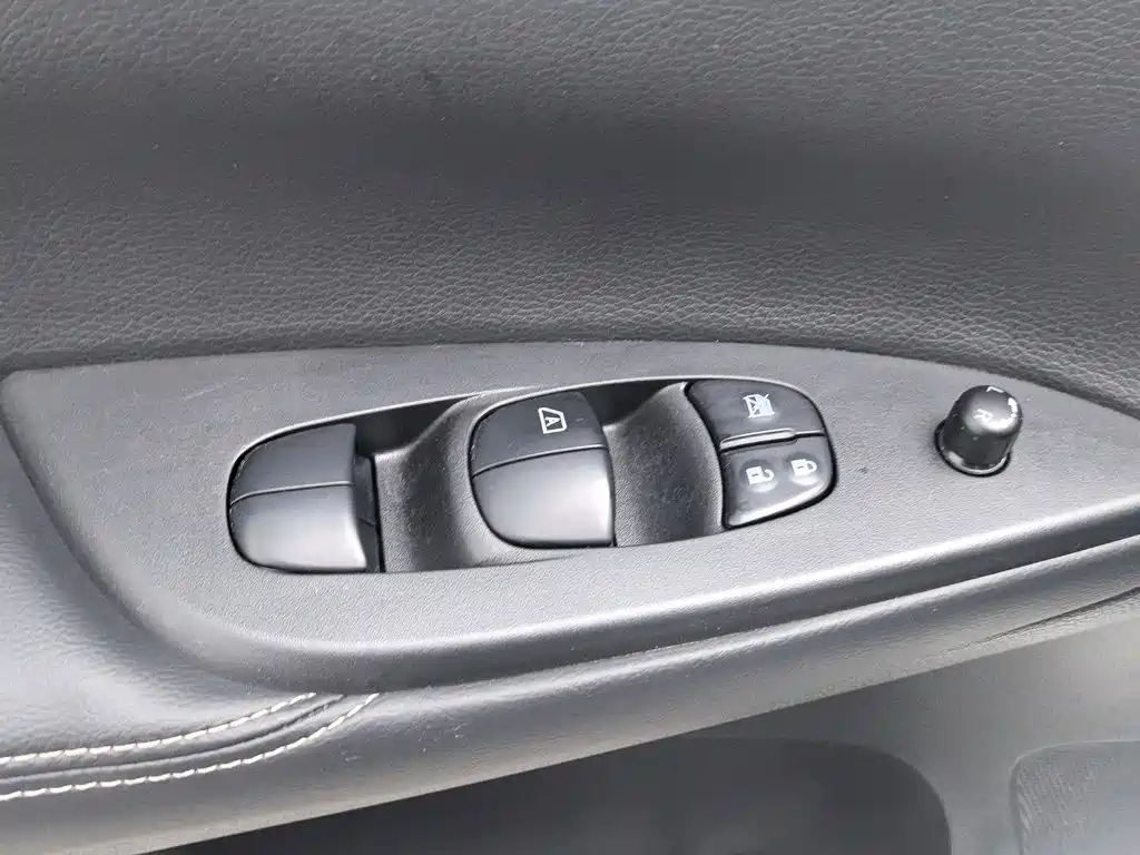Nissan Tiida — миниатюра 9