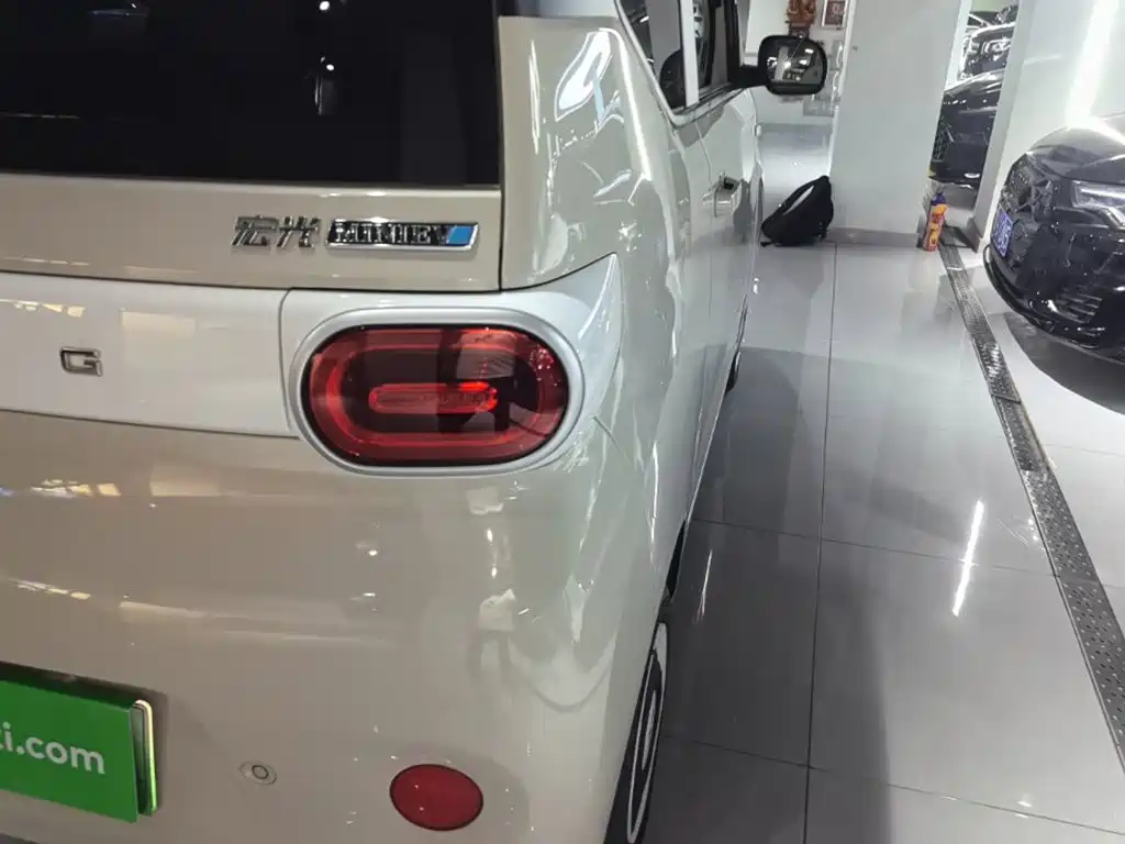 Wuling MINIEV — миниатюра 8