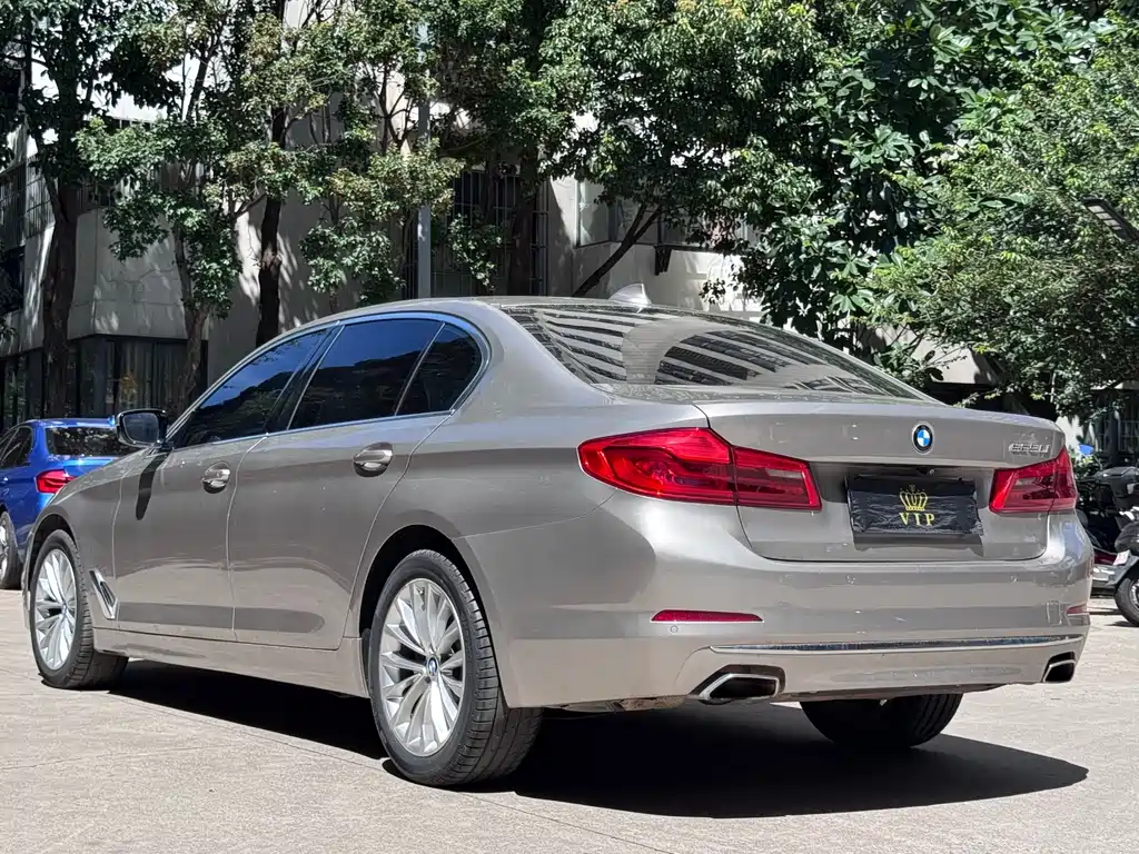 BMW 5 Series — миниатюра 9