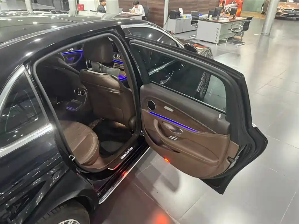 Mercedes-Benz E-Class — миниатюра 18