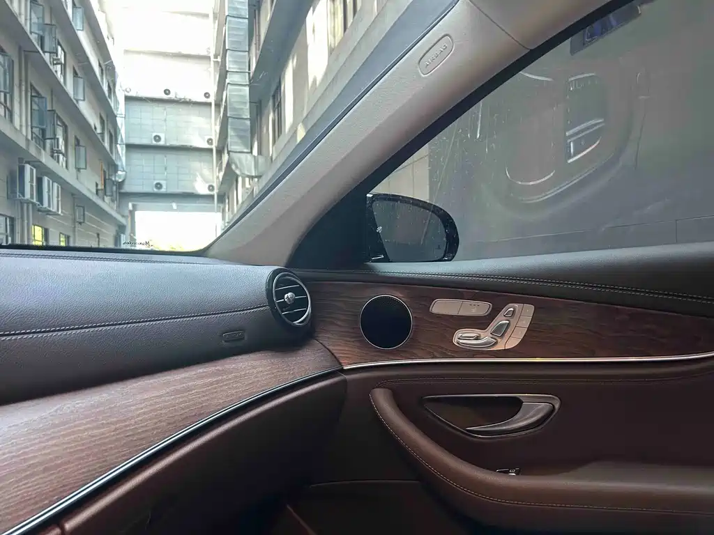 Mercedes-Benz E-Class — миниатюра 16