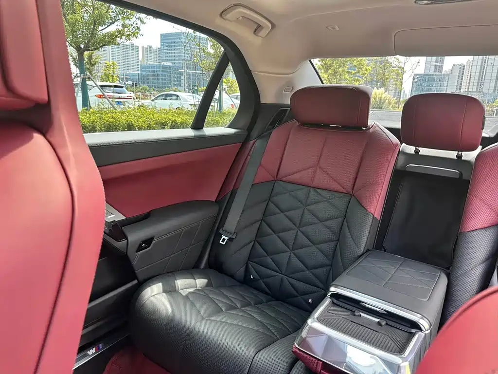 BMW 7 Series — миниатюра 18
