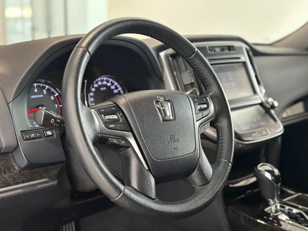 Toyota Crown — миниатюра 13