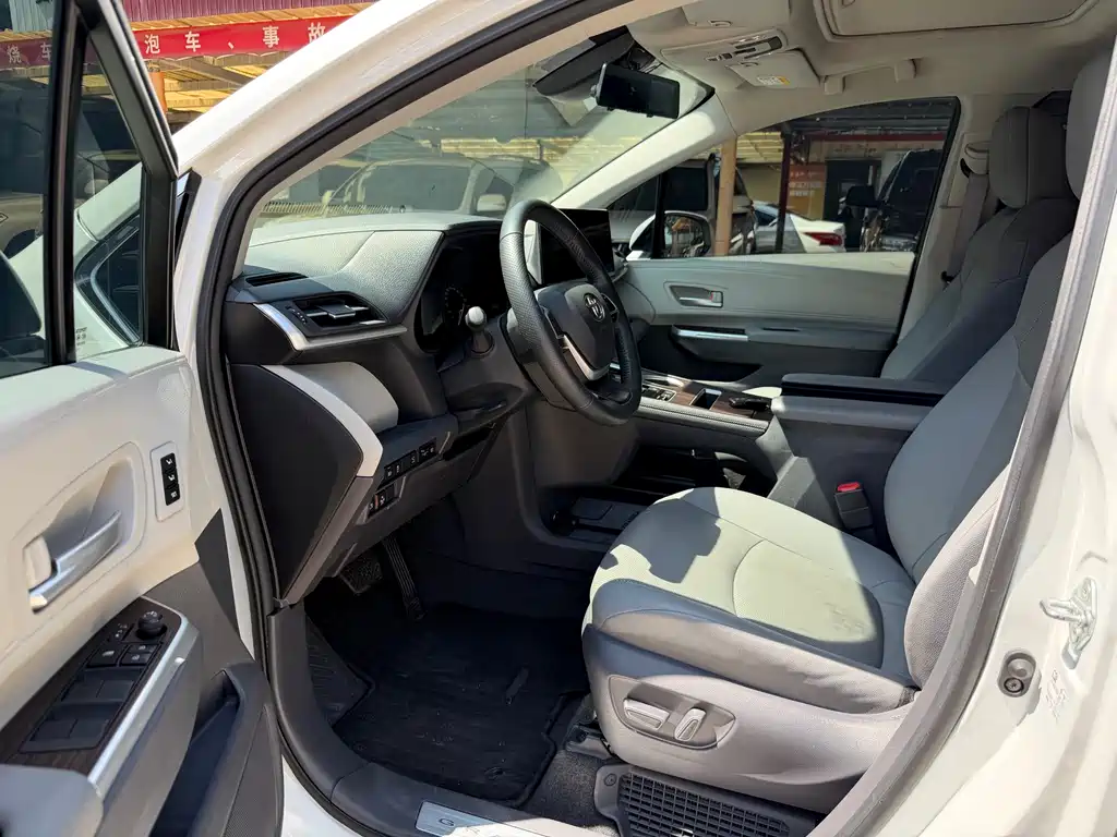 Toyota Granvia — миниатюра 8