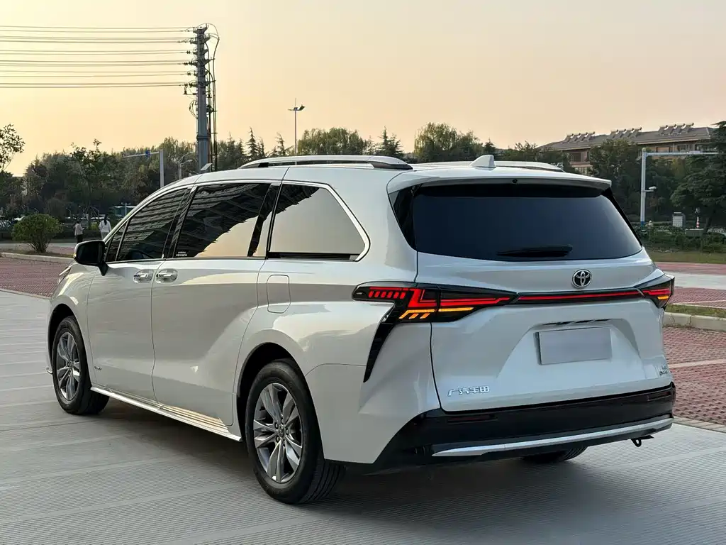 Toyota Sienna — миниатюра 9