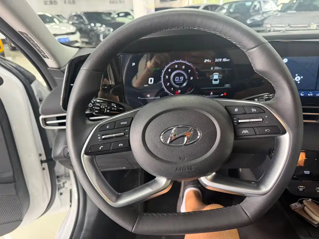 Hyundai Elantra — миниатюра 10