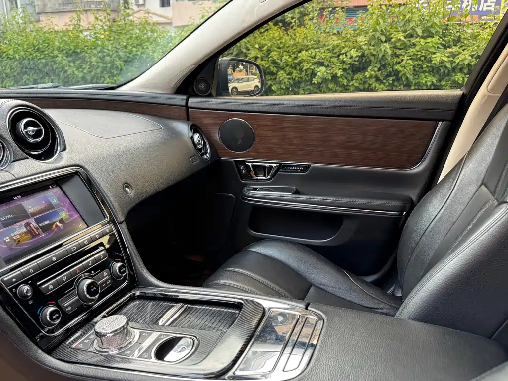 Jaguar XJ — миниатюра 9