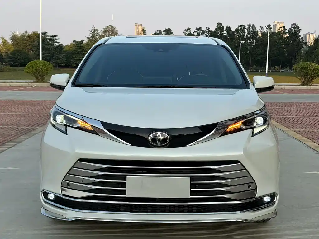 Toyota Sienna — миниатюра 2