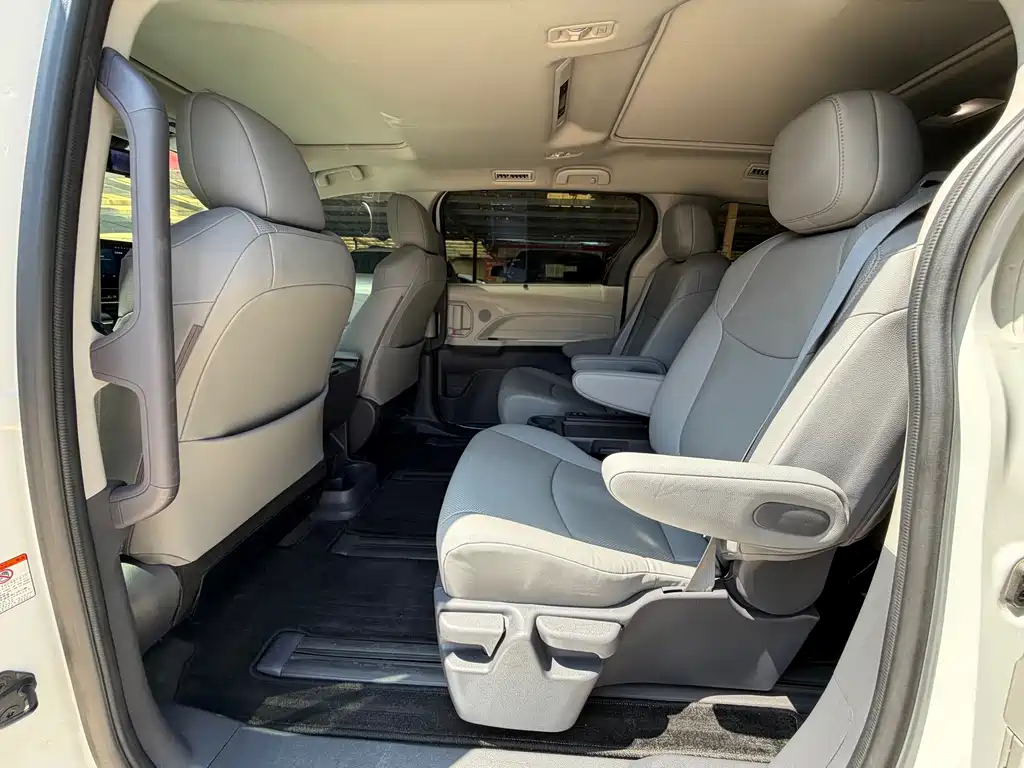 Toyota Granvia — миниатюра 12