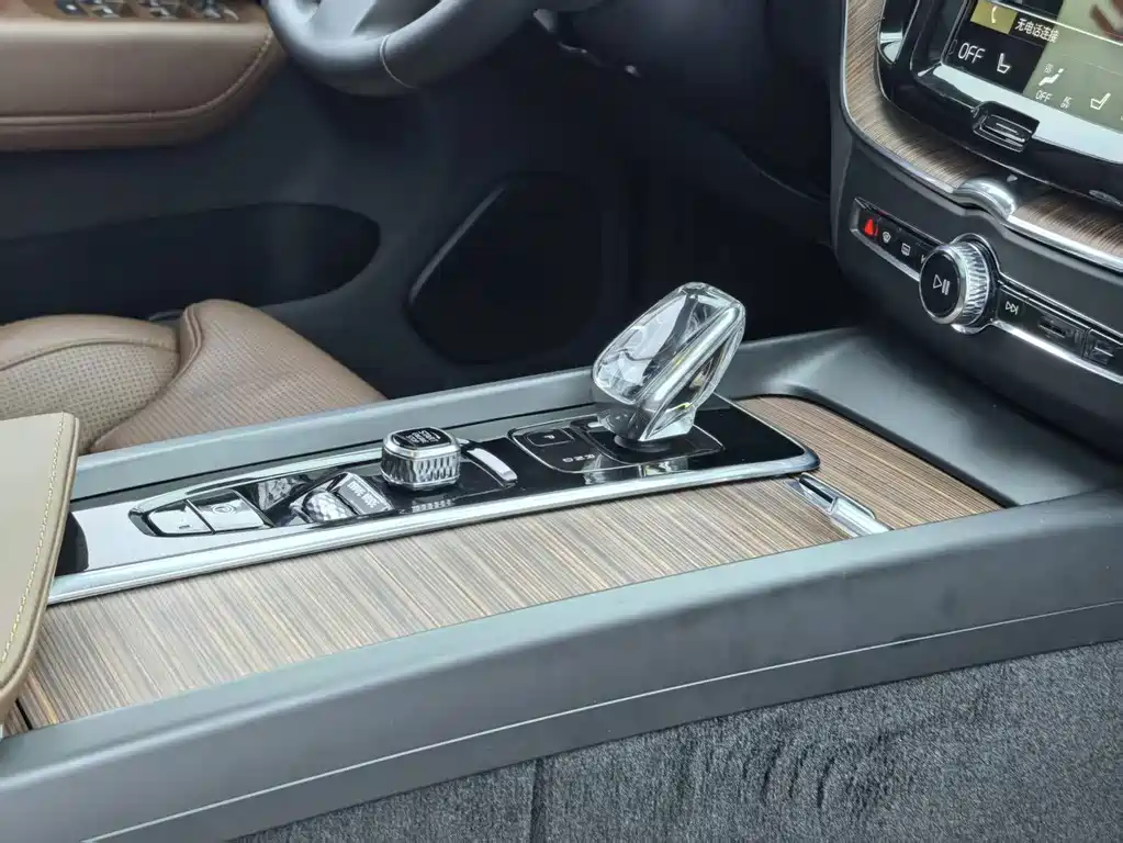 Volvo XC60 PHEV — миниатюра 5