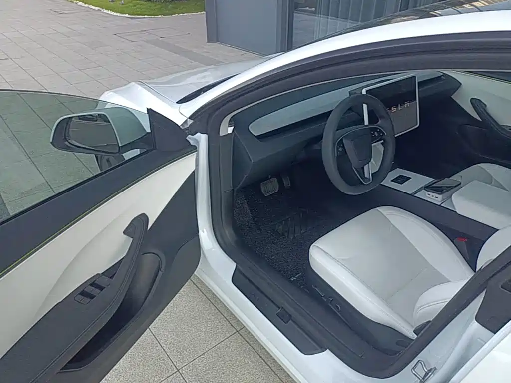 Tesla Model 3 — миниатюра 16