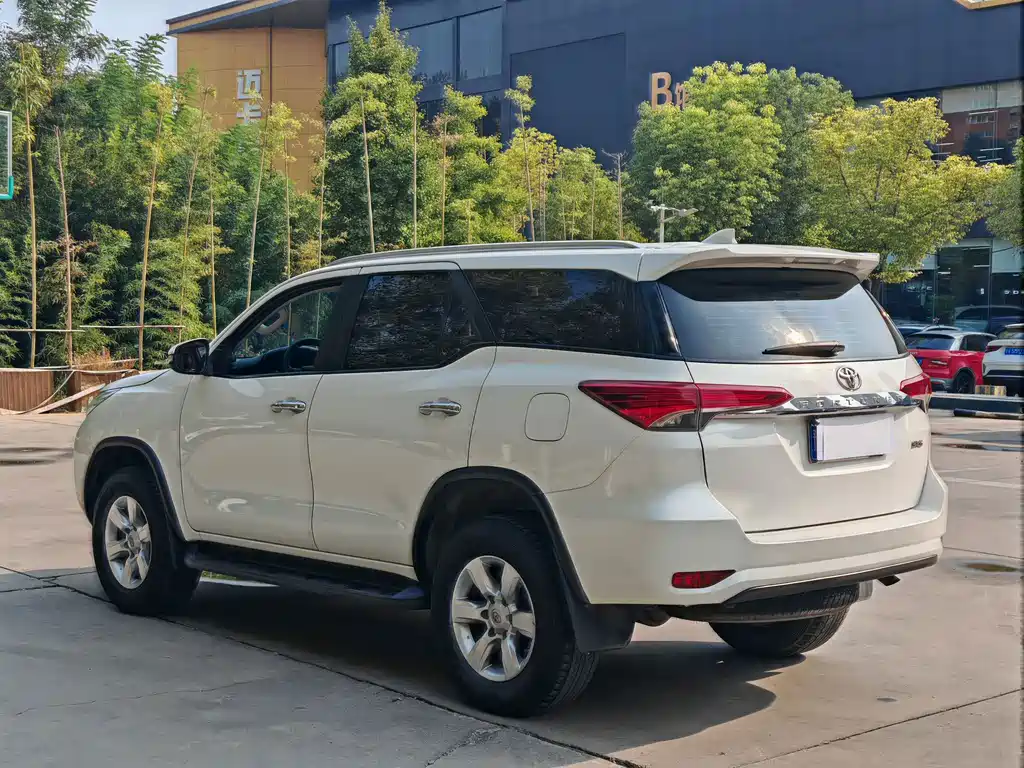 Toyota Fortuner — миниатюра 8