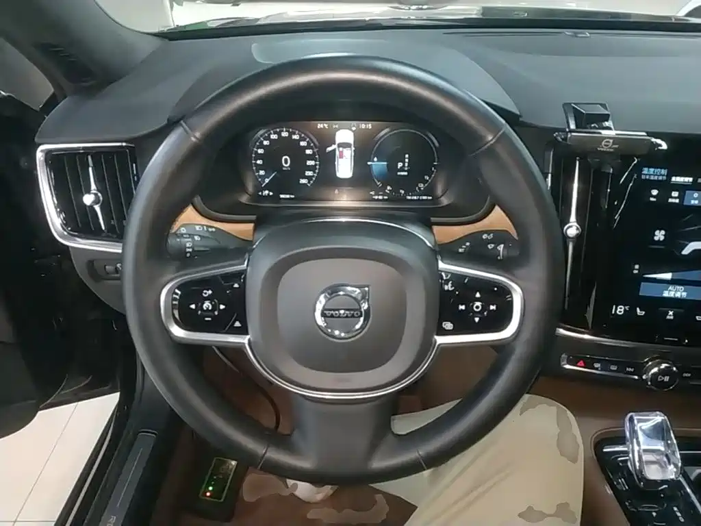 Volvo S90 PHEV — миниатюра 11