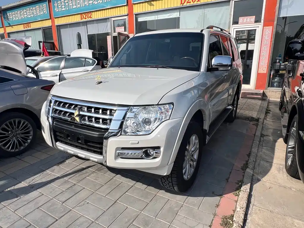Mitsubishi Pajero (Import)