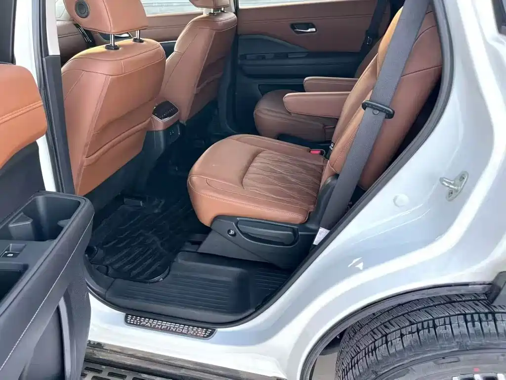 NISSAN EXPLORING THE LAND