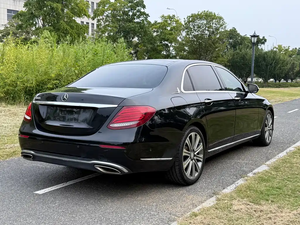 Mercedes-Benz E-Class — миниатюра 7