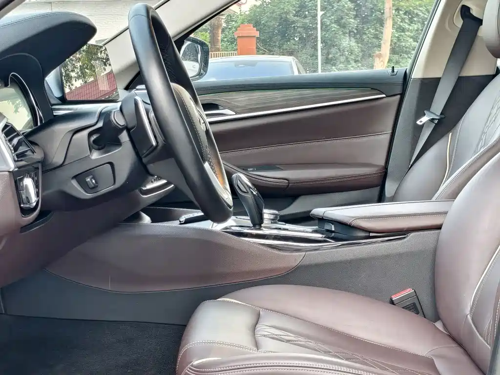 BMW 5 Series — миниатюра 4