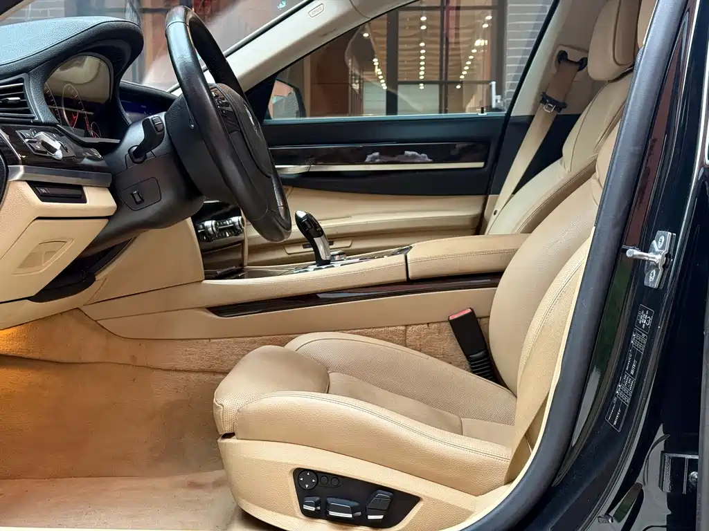 BMW 7 Series — миниатюра 8