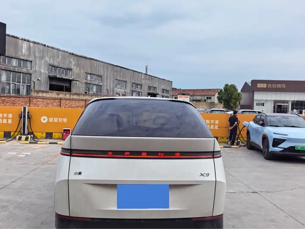 XPeng X9 — миниатюра 9