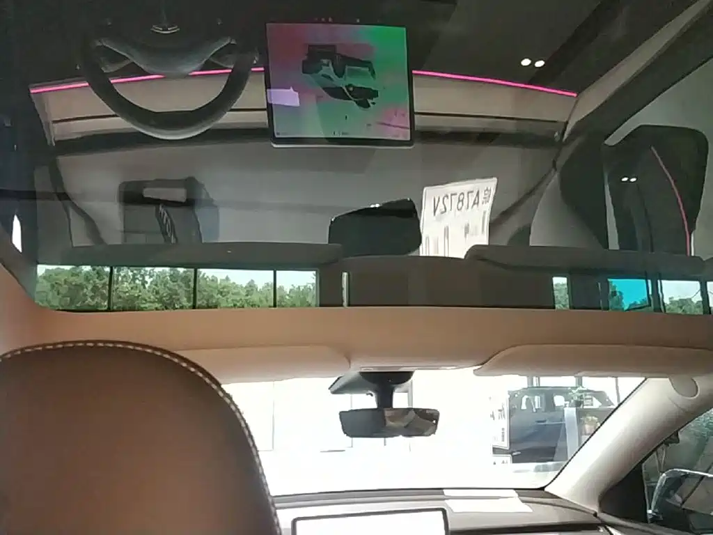 Tesla Model Y — миниатюра 18