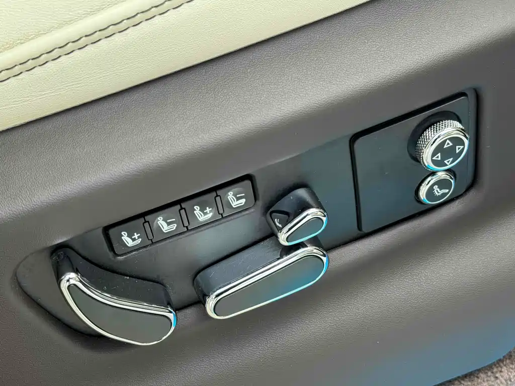 Bentley Bentayga PHEV — миниатюра 24