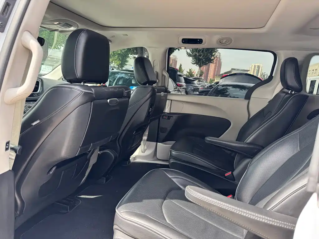 Chrysler Grand Voyager PHEV (Import) — миниатюра 11