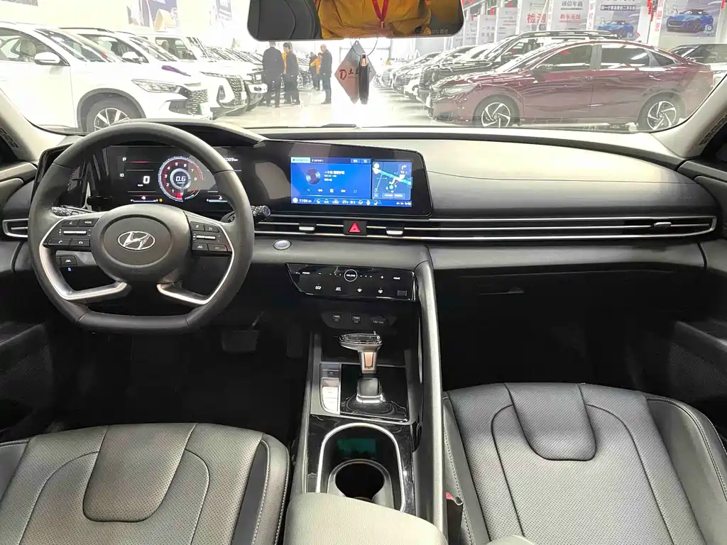 HYUNDAI ELANTRA