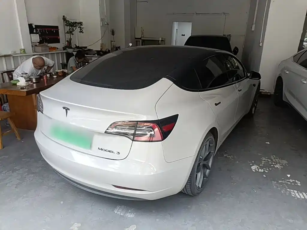 Tesla Model 3 — миниатюра 7
