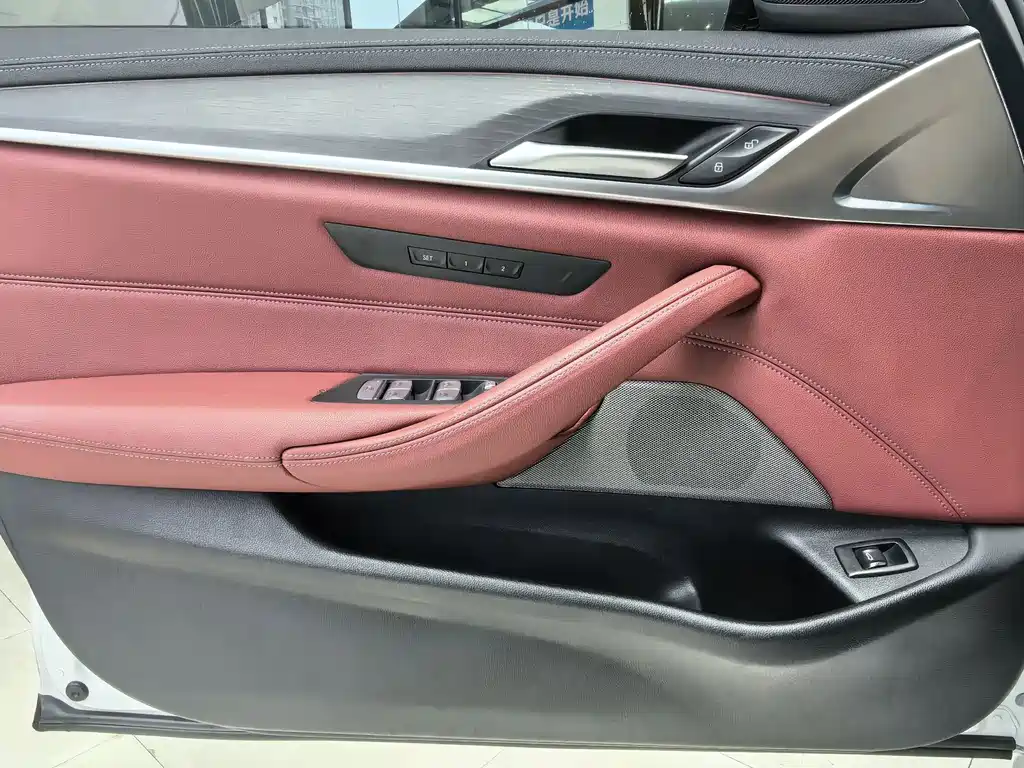 BMW 5 Series — миниатюра 11