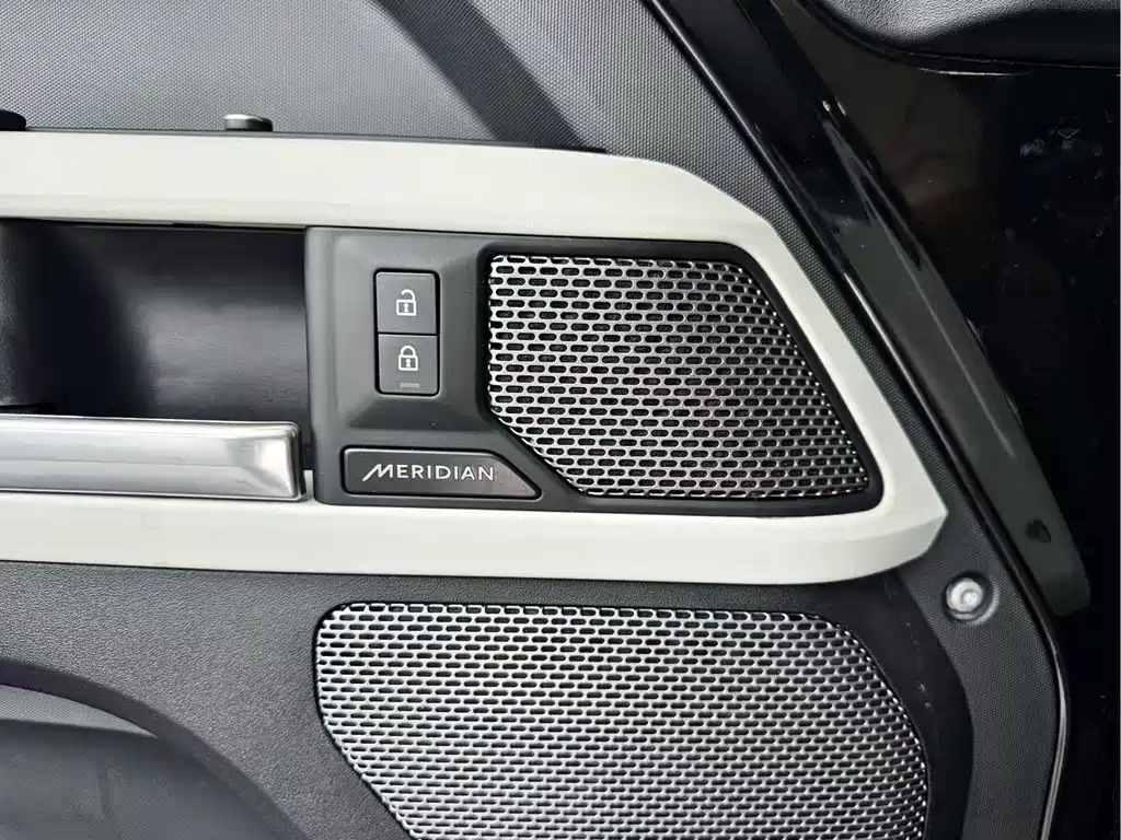 Land Rover Defender — миниатюра 7