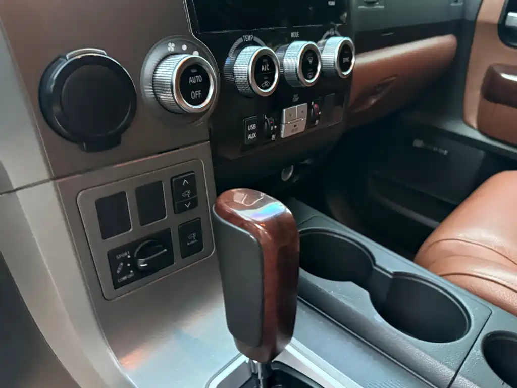 Toyota Sequoia — миниатюра 18