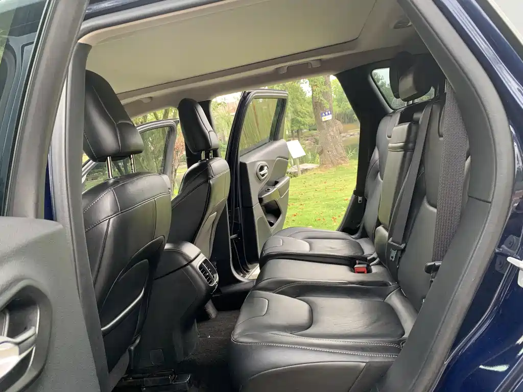 Jeep Cherokee (Import) — миниатюра 11