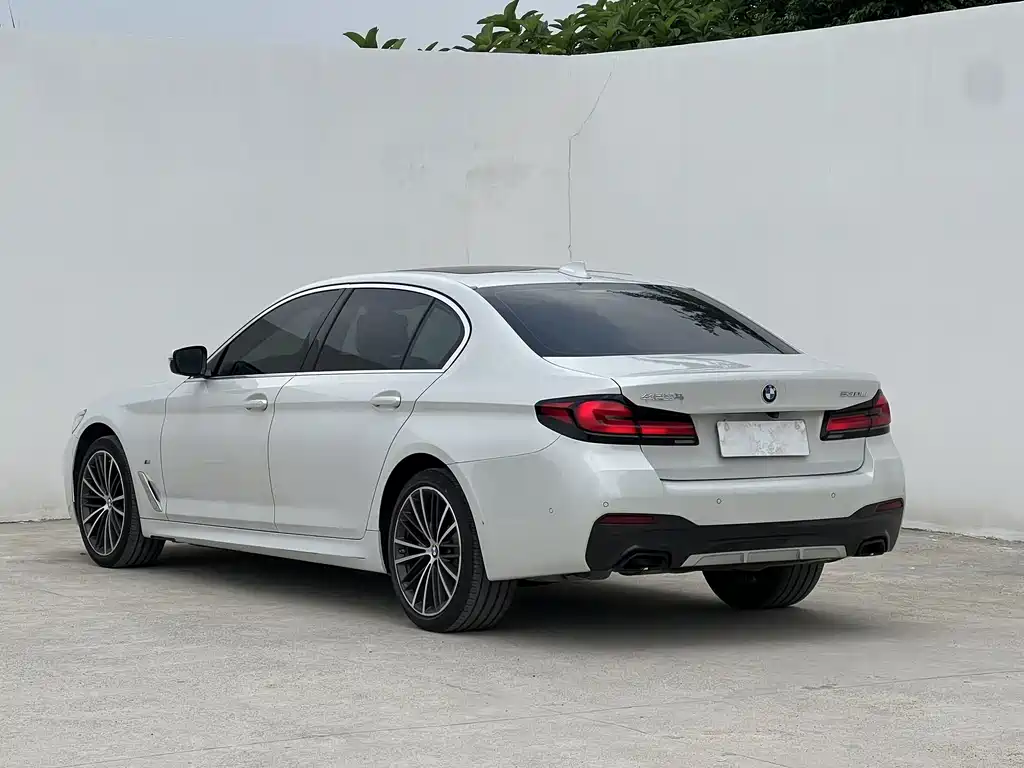 BMW 5 Series — миниатюра 11