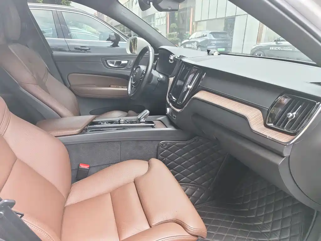 Volvo XC60 PHEV — миниатюра 4