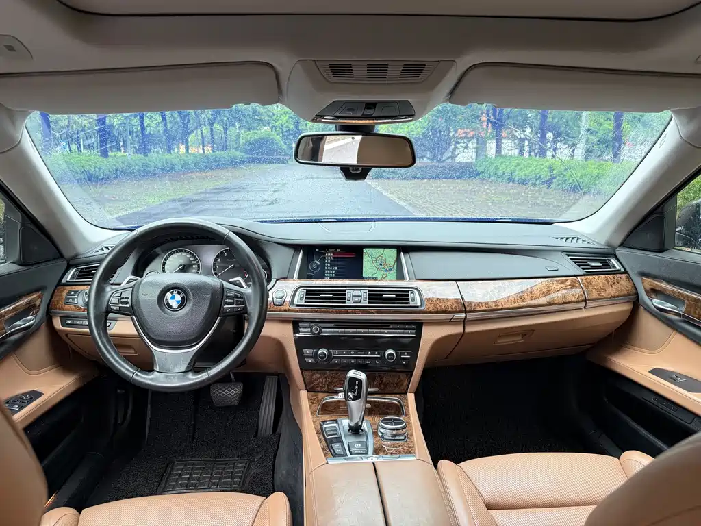 BMW 7 Series — миниатюра 8