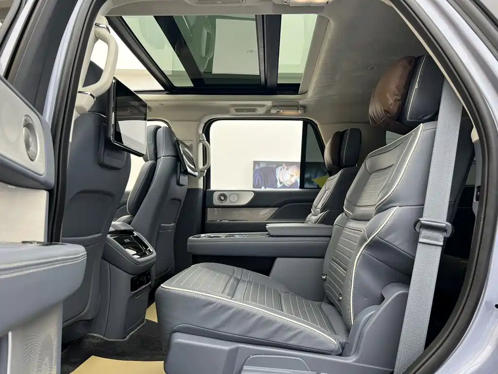 Lincoln Navigator — миниатюра 41