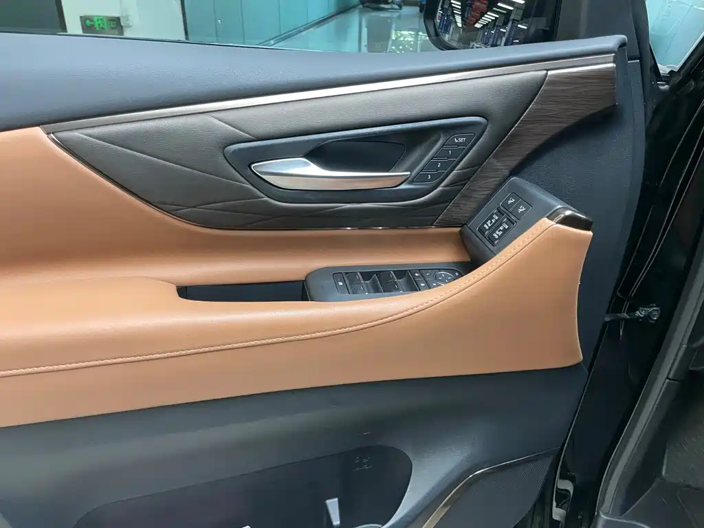 Toyota Alphard — миниатюра 7