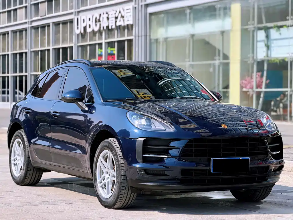 PORSCHE MACAN