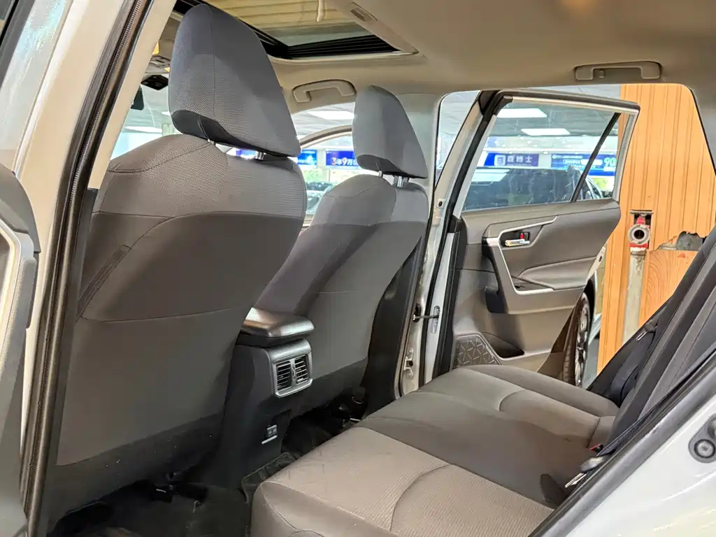 Toyota RAV4 — миниатюра 9
